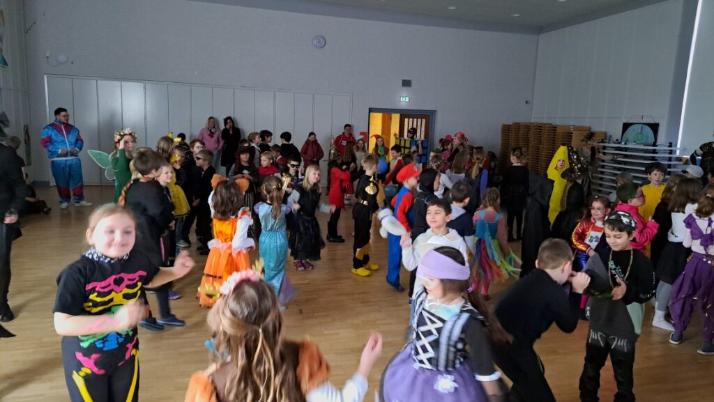 Rosenmontag in der Grundschule: Polonaise, Zeitungstanz und Abschlussdisco